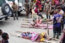 Aparat mengevakuasi korban yang tertembak di Distrik Tembagapura, Mimika, Papua Tengah. (Foto: Istimewa)