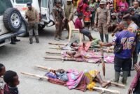 Aparat mengevakuasi korban yang tertembak di Distrik Tembagapura, Mimika, Papua Tengah. (Foto: Istimewa)