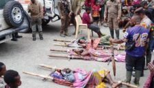 Aparat mengevakuasi korban yang tertembak di Distrik Tembagapura, Mimika, Papua Tengah. (Foto: Istimewa)