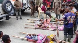 Aparat mengevakuasi korban yang tertembak di Distrik Tembagapura, Mimika, Papua Tengah. (Foto: Istimewa)