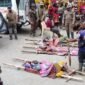 Aparat mengevakuasi korban yang tertembak di Distrik Tembagapura, Mimika, Papua Tengah. (Foto: Istimewa)