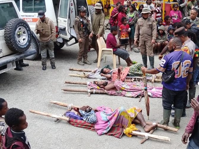 Aparat mengevakuasi korban yang tertembak di Distrik Tembagapura, Mimika, Papua Tengah. (Foto: Istimewa)