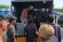 Jenazah korban hendak dibawa ke RSUD Mimika. (Foto: Amatir Warga)