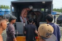 Jenazah korban hendak dibawa ke RSUD Mimika. (Foto: Amatir Warga)
