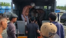 Jenazah korban hendak dibawa ke RSUD Mimika. (Foto: Amatir Warga)