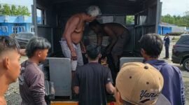 Jenazah korban hendak dibawa ke RSUD Mimika. (Foto: Amatir Warga)