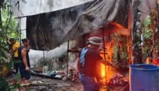 Sat Resnarkoba Polres Mimika melakukan penggerebekan di salah satu tempat pengolahan minuman keras lokal jenis sopi di kawasan Jalan Poros SP 5, Mimika, Papua Tengah, Jumat 8 Mei 2026. (Foto: Sat Resnarkoba)