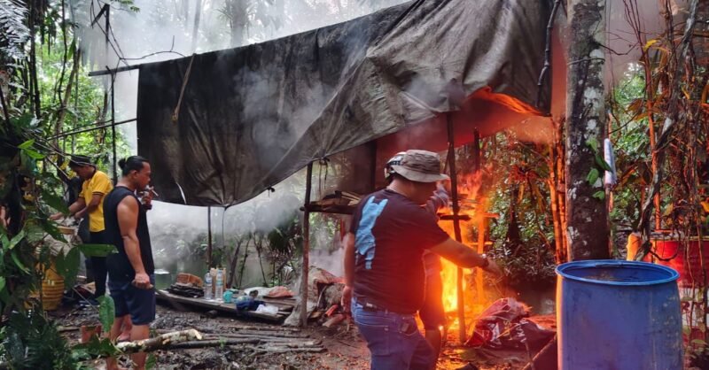 Sat Resnarkoba Polres Mimika melakukan penggerebekan di salah satu tempat pengolahan minuman keras lokal jenis sopi di kawasan Jalan Poros SP 5, Mimika, Papua Tengah, Jumat 8 Mei 2026. (Foto: Sat Resnarkoba)