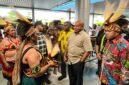 Masyarakat Tsinga, Waa Banti, dan Aroanop yang tergabung dalam Forum Pemilik Hak Sulung (FPHS) Tsingwarop, menyambut Gubernur Papua, Mathius Fakhiri, di Bandara Mozes Kilangin Timika, Minggu (10/5/2026) pagi. (Foto: Galeri Papua/Endy Langobelen)