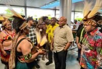 Masyarakat Tsinga, Waa Banti, dan Aroanop yang tergabung dalam Forum Pemilik Hak Sulung (FPHS) Tsingwarop, menyambut Gubernur Papua, Mathius Fakhiri, di Bandara Mozes Kilangin Timika, Minggu (10/5/2026) pagi. (Foto: Galeri Papua/Endy Langobelen)