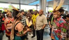 Masyarakat Tsinga, Waa Banti, dan Aroanop yang tergabung dalam Forum Pemilik Hak Sulung (FPHS) Tsingwarop, menyambut Gubernur Papua, Mathius Fakhiri, di Bandara Mozes Kilangin Timika, Minggu (10/5/2026) pagi. (Foto: Galeri Papua/Endy Langobelen)