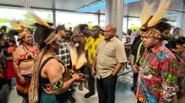 Masyarakat Tsinga, Waa Banti, dan Aroanop yang tergabung dalam Forum Pemilik Hak Sulung (FPHS) Tsingwarop, menyambut Gubernur Papua, Mathius Fakhiri, di Bandara Mozes Kilangin Timika, Minggu (10/5/2026) pagi. (Foto: Galeri Papua/Endy Langobelen)