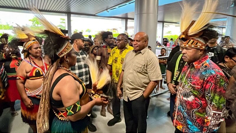 Masyarakat Tsinga, Waa Banti, dan Aroanop yang tergabung dalam Forum Pemilik Hak Sulung (FPHS) Tsingwarop, menyambut Gubernur Papua, Mathius Fakhiri, di Bandara Mozes Kilangin Timika, Minggu (10/5/2026) pagi. (Foto: Galeri Papua/Endy Langobelen)