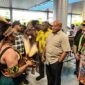 Masyarakat Tsinga, Waa Banti, dan Aroanop yang tergabung dalam Forum Pemilik Hak Sulung (FPHS) Tsingwarop, menyambut Gubernur Papua, Mathius Fakhiri, di Bandara Mozes Kilangin Timika, Minggu (10/5/2026) pagi. (Foto: Galeri Papua/Endy Langobelen)