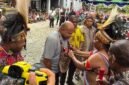 Penyerahan noken beserta aspirasi oleh masyarakat adat Tsingwarop kepada Gubernur Papua, Mathius Fakhiri, di Honai FPHS Tsingwarop, Jalan Baru Timika, Minggu (10/6/2026). (Foto: Galeri Papua/Endy Langobelen)