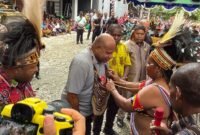 Penyerahan noken beserta aspirasi oleh masyarakat adat Tsingwarop kepada Gubernur Papua, Mathius Fakhiri, di Honai FPHS Tsingwarop, Jalan Baru Timika, Minggu (10/6/2026). (Foto: Galeri Papua/Endy Langobelen)