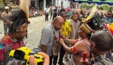 Penyerahan noken beserta aspirasi oleh masyarakat adat Tsingwarop kepada Gubernur Papua, Mathius Fakhiri, di Honai FPHS Tsingwarop, Jalan Baru Timika, Minggu (10/6/2026). (Foto: Galeri Papua/Endy Langobelen)