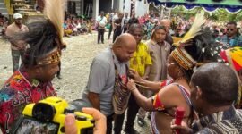 Penyerahan noken beserta aspirasi oleh masyarakat adat Tsingwarop kepada Gubernur Papua, Mathius Fakhiri, di Honai FPHS Tsingwarop, Jalan Baru Timika, Minggu (10/6/2026). (Foto: Galeri Papua/Endy Langobelen)