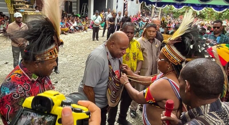 Penyerahan noken beserta aspirasi oleh masyarakat adat Tsingwarop kepada Gubernur Papua, Mathius Fakhiri, di Honai FPHS Tsingwarop, Jalan Baru Timika, Minggu (10/6/2026). (Foto: Galeri Papua/Endy Langobelen)