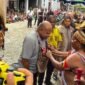 Penyerahan noken beserta aspirasi oleh masyarakat adat Tsingwarop kepada Gubernur Papua, Mathius Fakhiri, di Honai FPHS Tsingwarop, Jalan Baru Timika, Minggu (10/6/2026). (Foto: Galeri Papua/Endy Langobelen)