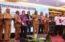 Seremoni pembukaan yang ditandai dengan pemukulan tifa oleh para pemangku kepentingan pada pembukaan Forum Koordinasi Strategis Percepatan Pembangunan Papua, di Ballroom Hotel Horison Diana Timika, Senin (11/5/2026). (Foto: Ferdinand Siburian)