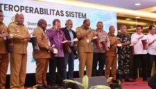 Seremoni pembukaan yang ditandai dengan pemukulan tifa oleh para pemangku kepentingan pada pembukaan Forum Koordinasi Strategis Percepatan Pembangunan Papua, di Ballroom Hotel Horison Diana Timika, Senin (11/5/2026). (Foto: Ferdinand Siburian)