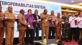 Seremoni pembukaan yang ditandai dengan pemukulan tifa oleh para pemangku kepentingan pada pembukaan Forum Koordinasi Strategis Percepatan Pembangunan Papua, di Ballroom Hotel Horison Diana Timika, Senin (11/5/2026). (Foto: Ferdinand Siburian)