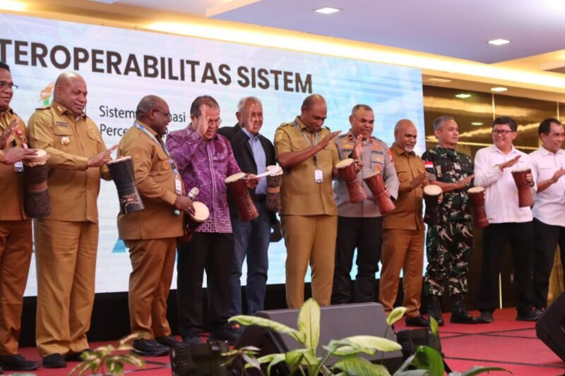 Seremoni pembukaan yang ditandai dengan pemukulan tifa oleh para pemangku kepentingan pada pembukaan Forum Koordinasi Strategis Percepatan Pembangunan Papua, di Ballroom Hotel Horison Diana Timika, Senin (11/5/2026). (Foto: Ferdinand Siburian)
