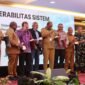 Seremoni pembukaan yang ditandai dengan pemukulan tifa oleh para pemangku kepentingan pada pembukaan Forum Koordinasi Strategis Percepatan Pembangunan Papua, di Ballroom Hotel Horison Diana Timika, Senin (11/5/2026). (Foto: Ferdinand Siburian)
