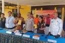 Wakapolres, Kompol Junan Plitomo bersama Perwakilan Pemerintah beserta Kejaksaan dan Satresnarkoba menunjukan bukti dari hasil penangkapan pengedaran Narkotika Jenis Sabu di Mapolres Mimika, Mile 32, Jl. Agimuga. (Foto: Galeri Papua/Kevin Kurni)