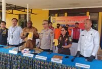 Wakapolres, Kompol Junan Plitomo bersama Perwakilan Pemerintah beserta Kejaksaan dan Satresnarkoba menunjukan bukti dari hasil penangkapan pengedaran Narkotika Jenis Sabu di Mapolres Mimika, Mile 32, Jl. Agimuga. (Foto: Galeri Papua/Kevin Kurni)