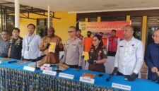Wakapolres, Kompol Junan Plitomo bersama Perwakilan Pemerintah beserta Kejaksaan dan Satresnarkoba menunjukan bukti dari hasil penangkapan pengedaran Narkotika Jenis Sabu di Mapolres Mimika, Mile 32, Jl. Agimuga. (Foto: Galeri Papua/Kevin Kurni)