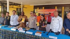 Wakapolres, Kompol Junan Plitomo bersama Perwakilan Pemerintah beserta Kejaksaan dan Satresnarkoba menunjukan bukti dari hasil penangkapan pengedaran Narkotika Jenis Sabu di Mapolres Mimika, Mile 32, Jl. Agimuga. (Foto: Galeri Papua/Kevin Kurni)