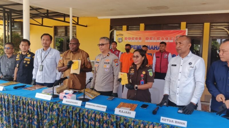 Wakapolres, Kompol Junan Plitomo bersama Perwakilan Pemerintah beserta Kejaksaan dan Satresnarkoba menunjukan bukti dari hasil penangkapan pengedaran Narkotika Jenis Sabu di Mapolres Mimika, Mile 32, Jl. Agimuga. (Foto: Galeri Papua/Kevin Kurni)