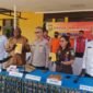 Wakapolres, Kompol Junan Plitomo bersama Perwakilan Pemerintah beserta Kejaksaan dan Satresnarkoba menunjukan bukti dari hasil penangkapan pengedaran Narkotika Jenis Sabu di Mapolres Mimika, Mile 32, Jl. Agimuga. (Foto: Galeri Papua/Kevin Kurni)