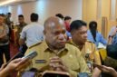Gubernur Papua, Mathius D. Fakhiri saat ditemui awak media di Hotel Horison Diana Timika, Senin (11/5/2026). (Foto: Galeri Papua/Ahmad)