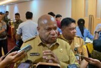 Gubernur Papua, Mathius D. Fakhiri saat ditemui awak media di Hotel Horison Diana Timika, Senin (11/5/2026). (Foto: Galeri Papua/Ahmad)