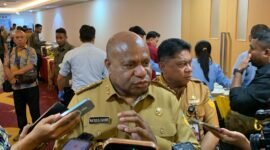 Gubernur Papua, Mathius D. Fakhiri saat ditemui awak media di Hotel Horison Diana Timika, Senin (11/5/2026). (Foto: Galeri Papua/Ahmad)