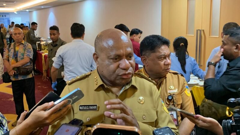 Gubernur Papua, Mathius D. Fakhiri saat ditemui awak media di Hotel Horison Diana Timika, Senin (11/5/2026). (Foto: Galeri Papua/Ahmad)