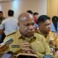 Gubernur Papua, Mathius D. Fakhiri saat ditemui awak media di Hotel Horison Diana Timika, Senin (11/5/2026). (Foto: Galeri Papua/Ahmad)