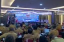 Pj Sekda Papua Tengah, Dr. Silwanus A. Soemoele memukul tifa sebagai tanda pembukaan Forum Koordinasi Strategis Percepatan Pembangunan Papua di Ballroom Hotel Horison Diana Timika, Selasa (12/5/2026). (Foto: Ahmad)
