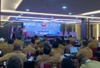 Pj Sekda Papua Tengah, Dr. Silwanus A. Soemoele memukul tifa sebagai tanda pembukaan Forum Koordinasi Strategis Percepatan Pembangunan Papua di Ballroom Hotel Horison Diana Timika, Selasa (12/5/2026). (Foto: Ahmad)