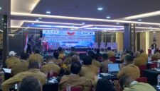 Pj Sekda Papua Tengah, Dr. Silwanus A. Soemoele memukul tifa sebagai tanda pembukaan Forum Koordinasi Strategis Percepatan Pembangunan Papua di Ballroom Hotel Horison Diana Timika, Selasa (12/5/2026). (Foto: Ahmad)