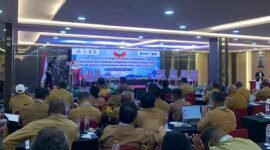 Pj Sekda Papua Tengah, Dr. Silwanus A. Soemoele memukul tifa sebagai tanda pembukaan Forum Koordinasi Strategis Percepatan Pembangunan Papua di Ballroom Hotel Horison Diana Timika, Selasa (12/5/2026). (Foto: Ahmad)