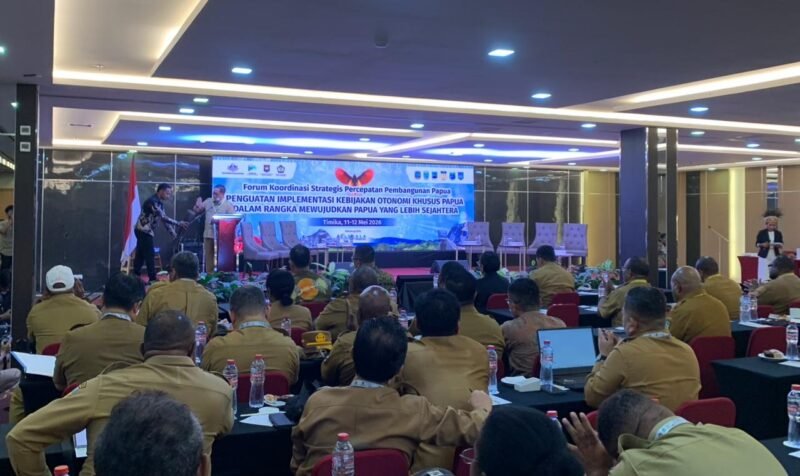 Pj Sekda Papua Tengah, Dr. Silwanus A. Soemoele memukul tifa sebagai tanda pembukaan Forum Koordinasi Strategis Percepatan Pembangunan Papua di Ballroom Hotel Horison Diana Timika, Selasa (12/5/2026). (Foto: Ahmad)