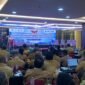 Pj Sekda Papua Tengah, Dr. Silwanus A. Soemoele memukul tifa sebagai tanda pembukaan Forum Koordinasi Strategis Percepatan Pembangunan Papua di Ballroom Hotel Horison Diana Timika, Selasa (12/5/2026). (Foto: Ahmad)
