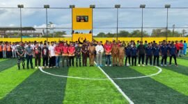 Foto bersama usai pembukaan Kapolda Cup Mini Soccer 2026 tingkat SMA/SMK se-Kabupaten Mimika, Selasa (12/5/2026) di Goldstone Arena Mini Soccer, Jalan Irigasi Ujung, Timika, Papua Tengah. (Foto: Galeri Papua/Endy Langobelen)