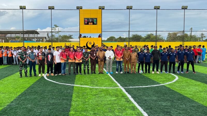 Foto bersama usai pembukaan Kapolda Cup Mini Soccer 2026 tingkat SMA/SMK se-Kabupaten Mimika, Selasa (12/5/2026) di Goldstone Arena Mini Soccer, Jalan Irigasi Ujung, Timika, Papua Tengah. (Foto: Galeri Papua/Endy Langobelen)