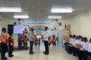 Penyerahan Sertifikat dari PTFI kepada seorang peserta pelatihan Apprentice Hospitality di Gedung Multifunction NMI Kuala Kencana, Senin (27/4/2026). (Foto: Dokumen PTFI)