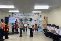 Penyerahan Sertifikat dari PTFI kepada seorang peserta pelatihan Apprentice Hospitality di Gedung Multifunction NMI Kuala Kencana, Senin (27/4/2026). (Foto: Dokumen PTFI)